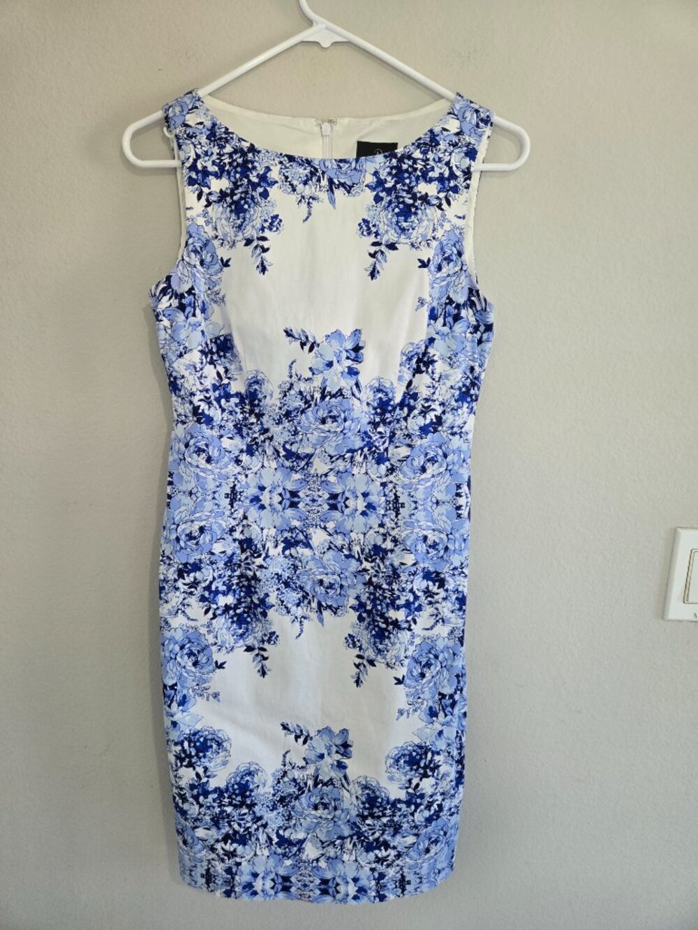 Adrianna Papell Blue and White Floral Sleeveless Sheath Dress size 2P